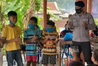 Batalyon B Pelopor B Brimob Polda Jatim juga memberikan kegiatan trauma healing khususnya bagi anak-anak korban bencana gempa, Sabtu (17/4/2021)[hms]