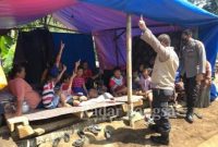 Konselor Polres Lumajang saat mengibur Anak-anakGuna Kurangi Trauma Korban Gempa [IST]
