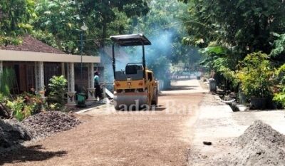 Pengerjaan pengaspalan desa Sambirejo [Wito/RadarBangsa.co.id] 