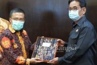 Wakil Walikota Batu Ir.Punjul Santoso bersama Walikota Bukit Tinggi Sumatra Barat H.Erman Safar.SH, menerima Cindra mata di ruang utama walikota Batu