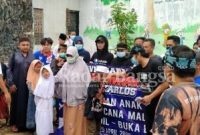 Wakil DPR RI Ahmad Basarah dan Anggota DPRD Propinsi Jatim Sri Untari, membaur bersama Aremania Korwil Karlos, melakukan bantuan aoaial pada anak yatim piatu [ist]