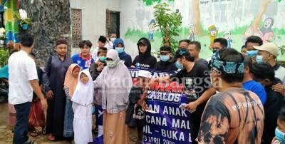 Wakil DPR RI Ahmad Basarah dan Anggota DPRD Propinsi Jatim Sri Untari, membaur bersama Aremania Korwil Karlos, melakukan bantuan aoaial pada anak yatim piatu [ist]