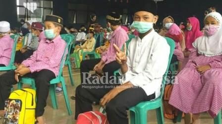 Anak Yatim sedang antri akan menerima santunan dari PT.ACA Malang yang setiap Jelang Idhul Fitri selalu rutin memberikan pada anak yatim di wilayah Malang [ist]