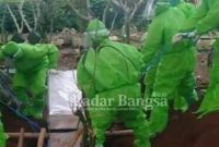 Ilustrasi: Temoat Pemakaman Meninggal dunia akibat Covid-19, nampak petugas pemakaman dari Gugus Covid, sedang melakukan pemakaman menggunakan baju lengkap sesuai prokes.