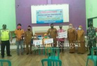 Pemerintah desa Tangkilsari Kecacamatan Tajinan Kabupaten Malang, membagikan bantuan langsung tunai tahap kedua pada masyarakat.[DON]