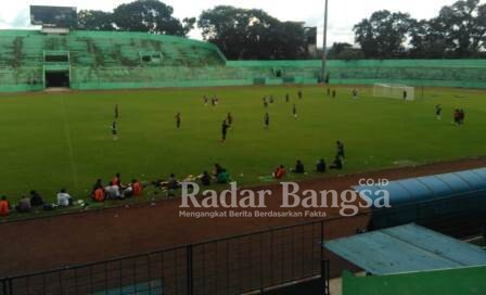 Kondisi Stadion Gajayana Kebanggaan Warga Kota Malang, yang sudah kurang perhatian dari Pemkot Malang, banyak tempat tribun - tribun penonton yang sudah kusam dan kotor, bahkan kondisi diluar stadion pun juga kurang bersih [Win]