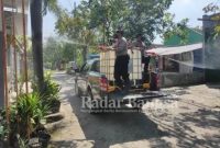 Personil Sat Samapta Polresta Mojokerto saat melakukan penyemprot Disinfektan ke-pemukiman penduduk [hms]