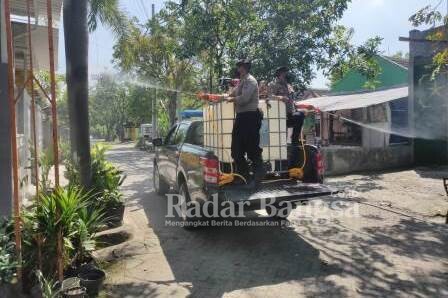 Personil Sat Samapta Polresta Mojokerto saat melakukan penyemprot Disinfektan ke-pemukiman penduduk [hms]