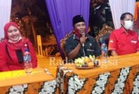 Ketua DPC PDI Perjuangan Kabupaten MOJOKERTO H.Ipung Kasiadi, SH didampingi Anggota DPRD Propinsi Jatim dari Fraksi PDI Perjuangan Nugroho, SW. SH, dan Anggota DPRD Kabupaten MOJOKERTo Nurida Lukitasari, Spd dan Ketua PAC PDI Perjuangan Dawarblandong Kunarto saat membuka Musancab serentak di Desa Talunblandong. [Karatono/RadarBangsa.co.id]