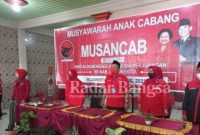 Pengurus DPD PDIP Propinsi Jatim Nugroho SW, SH, didampingi  H.Abd .Rohim, S.Pd, Anggota DPRD Kabupaten Mojokerto dan Bu Sriatin saat memimpin jalannya Musancab Serentak PDIP di Kecamatan Gedeg [IST]