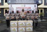 Kapolresta Mojokerto AKBP. Deddy Supriadi,  SIK. MIK,  didampingi Kasatlantas Polresta Mojokerto AKP. fitria Wijayanti saat mengirimkan bantuan untuk korban banjir di NTT [ist]