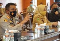 Kapolresta Mojokerto AKBP. Deddy Supriadi. SIK. MIK bersama Walikota Mojokerto Ning Ita saat mangahadiri Harmoni Award dengan Mahasiswa [Hms]