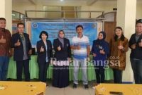 Para Panitia Pelatihan Musik Kreasi Tradisi dari Universitas Negeri Malang photo bersama dengan Dosen Seni Dr. Wida Rahayu Ningtyas,MPd dan Kades Pakis Khoirul Hadi photo bersama usai acara pembukaan. [ist]