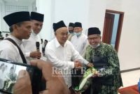 endiri ASC FOUNDATION, Prof.Dr. Kyai Asep Saefuddin Chalim, MA,  secara simbolis memberikan bantuan kepada masyarakat