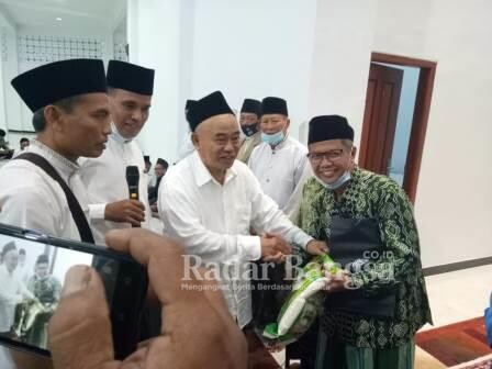 endiri ASC FOUNDATION, Prof.Dr. Kyai Asep Saefuddin Chalim, MA,  secara simbolis memberikan bantuan kepada masyarakat