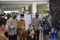 Tahapan vaksinasi ini dipantau langsung oleh Kapolda Sumsel, Irjen Pol Prof Eko Indra Heri MM didampingi Wakil Bupati OKI, H.M. Dja’far Shodiq, Kapolres dan Dandim 0402 OKI/OI serta jajaran Dinas Kesehatan Kabupaten OKI [kmf]