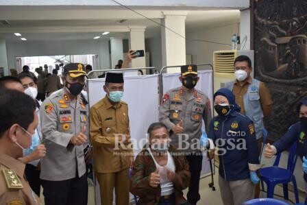 Tahapan vaksinasi ini dipantau langsung oleh Kapolda Sumsel, Irjen Pol Prof Eko Indra Heri MM didampingi Wakil Bupati OKI, H.M. Dja’far Shodiq, Kapolres dan Dandim 0402 OKI/OI serta jajaran Dinas Kesehatan Kabupaten OKI [kmf]