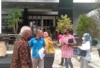 Peserta hearing berhamburan keluar gedung [IST]