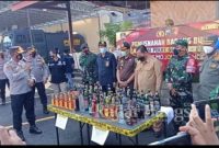 Kapolresta Mojokerto AKBP Deddy Supriadi.SIK.MIK Bersama Forkompinda Kota Mojokerto saat memusnahkan  BB Miras dengan berbagai merk Hasil Operasi Pekat 2021 [IST]