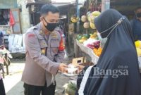 Nampak Jajaran Polresta Sidoarjo, sedang Berbagi  50.000 masker. ke beberapa ddaerah.[HMS]