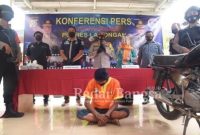 Kapolres Lamongan AKBP Miko Indrayana, S.I.K di dampingi oleh Kasat Narkoba Polres Lamongan menggelar rilis ungkap kasus narkoba dengan barang bukti sabu sabu seberat 200,72 gram dan pelakunya [IST]