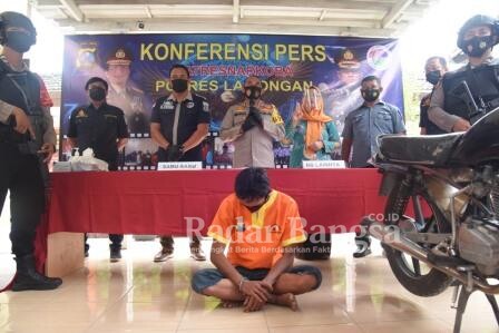 Kapolres Lamongan AKBP Miko Indrayana, S.I.K di dampingi oleh Kasat Narkoba Polres Lamongan menggelar rilis ungkap kasus narkoba dengan barang bukti sabu sabu seberat 200,72 gram dan pelakunya [IST]