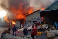  Sebuah gudang penyimpanan triplek di Jalan Lingkar Utara Kecamatan Mayangan, Kota Probolinggo hangus terbakar sekitar pukul 04.00 WIB sore Rabu (14/4/2021) [nanang/RadarBangsa.co.id]