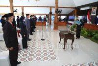  36 orang pejabat struktural di lingkungan Pemerintah Kabupaten (Pemkab) Probolinggo dilantik dan diambil sumpahnya oleh Bupati Probolinggo Hj. P. Tantriana Sari, SE di Pendopo Prasadja Ngesti Wibawa Kabupaten Probolinggo, Jum’at (16/4/2021) pagi.