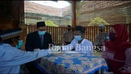 Pelaksanaan akad nikah berlangsung di Musala Ar Rabbani komplek Mapolres Purbalingga [Hms]