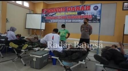 Personel Polres Purbalingga ikut berpartisipasi dalam donor darah yang diselenggarakan oleh Lanud Jenderal Besar Soedirman Purbalingga [hms]