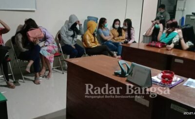 Tampak sebanyak 16 pramusaji saat diamankan di Kantor Satpol PP Lamongan Jalan Mastrip.(Ist)