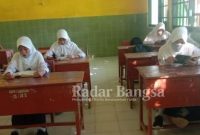 Salah satu kelas di SMPN 2 Sampang sedang membaca Alqur'an sebelum memulai Proses Belajar Mengajar [Her/RadarBangsa.co.id]