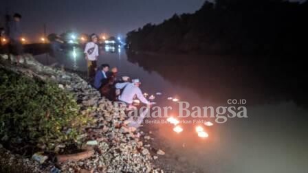 Komunitas Lailatul Maiyah Jhember Ateh Desa Karang Penang Kecamatan Karang Penang sedang melepas 53 lilin dan mendoakan awak Kapal Selam Nanggala 402 [ist]