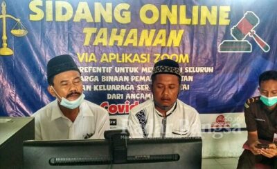 PJ Kepala Desa dan  Sekretaris Desa Sumberejo, saat menjalani sidang pembacaan tuntutan oleh Jaksa Penuntut Umum (JPU) di Pengadilan Tipikor Surabaya dilakukan secara Online [IST]