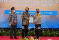 Kapolresta Sidoarjo Kombes Pol Sumardji ketika Terima Penghargaan PWI Jatim Award 2021 Kategori Tokoh Kamtibmas [IST]