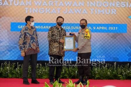 Kapolresta Sidoarjo Kombes Pol Sumardji ketika Terima Penghargaan PWI Jatim Award 2021 Kategori Tokoh Kamtibmas [IST]