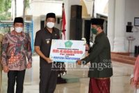 Bupati Sidoarjo ketika Berikan Penghargaan Kepada Ratusan Penghafal Al-quran dan Qori di Pendopo [IST]