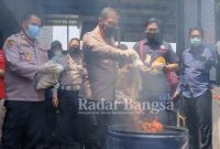  Kapolresta Sidoarjo Kombes Pol Sumardji dan pejabat utama Polresta Sidoarjo, didampingi pihak dari Kejaksaan Negeri Sidoarjo saat pemusnahan barang bukti [IST]