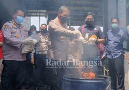  Kapolresta Sidoarjo Kombes Pol Sumardji dan pejabat utama Polresta Sidoarjo, didampingi pihak dari Kejaksaan Negeri Sidoarjo saat pemusnahan barang bukti [IST]