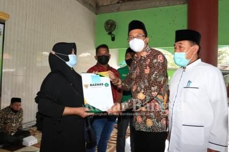 Bupati Sidoarjo H. Ahmad Muhdlor Ali atau Gus Muhdlor saat memberikan bantuan [IST]