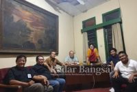 Hadir dalam diskusi SMSI Dr. Taufiqurakhman, Pengamat Politik Senior Jaringan Eksklusif Marketing Politik (JEMPOL), Firdaus Ketua Umum SMSI Pusat, Yono Hartono Wasekjen SMSI Pusat, Wisnutomo Ketua Harian SMSI Jakarta, Edizaro Lase Aktivis Muda Jakarta, Gusti Rahmat CEO Sahabat Rakyat Media Grup, dr. Nishal Dhillon Pelayanan Kesehatan Masyarakat, Deri Yuzairi Aktivis HMI dan beberapa aktivis muda jakarta[SMSI]