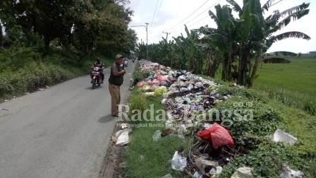 Tunpukan sampah di sepanjang  jalan desa Sukorame [edi/RadarBanfgsa.co.id]