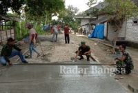 Anggota Koramil bersama masyarakat dan kelompok tani desa Sendangharjo Kecamatan Brondong Kabupaten Lamongan, melaksanakan karya bakti pengecoran jalan desa menuju persawahan [IST]