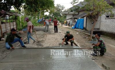 Anggota Koramil bersama masyarakat dan kelompok tani desa Sendangharjo Kecamatan Brondong Kabupaten Lamongan, melaksanakan karya bakti pengecoran jalan desa menuju persawahan [IST]