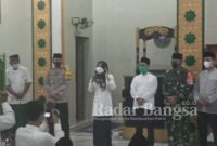 Bupati MOJOKERTO dr. Hj. Ikfina Fahmawati didampingi Wakil Bupati H. Muhammad Albara. Lc. M. Hum bersama Forkompimda saat menyampaikan sambutannya  pada acara Peninjaun Prokes di Masjid Jami' Al - Muttaqin Brayu Dawarblandong [Tono/RadarBangsa.co.id]