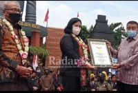 Pemilik Wisata Desa BMJ MAJAPAHIT MOJOKERTO Ki Mulyono, saat menerima penghargaan Rekor Dunia MURI di Lokasi Wisata Desa [Tono/RadarBangsa.co.id]