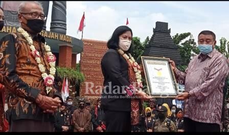 Pemilik Wisata Desa BMJ MAJAPAHIT MOJOKERTO Ki Mulyono, saat menerima penghargaan Rekor Dunia MURI di Lokasi Wisata Desa [Tono/RadarBangsa.co.id]