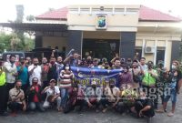 Para jurnalis Kediri sebelum melakukan bakti sosial berfoto bersama di Mapolsek Ngasem