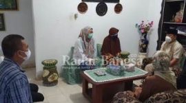 Walikota Metro Wahdi Saat Mengunjungi Ibunda Kolonel Laut Anumerta Heri Oktavian di Bulan Suci Ramadhan [IST]
