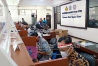 Petugas Baur Cek fisik Samsat Bangil , Polres Pasuruan saat di temui awak Media [ank]